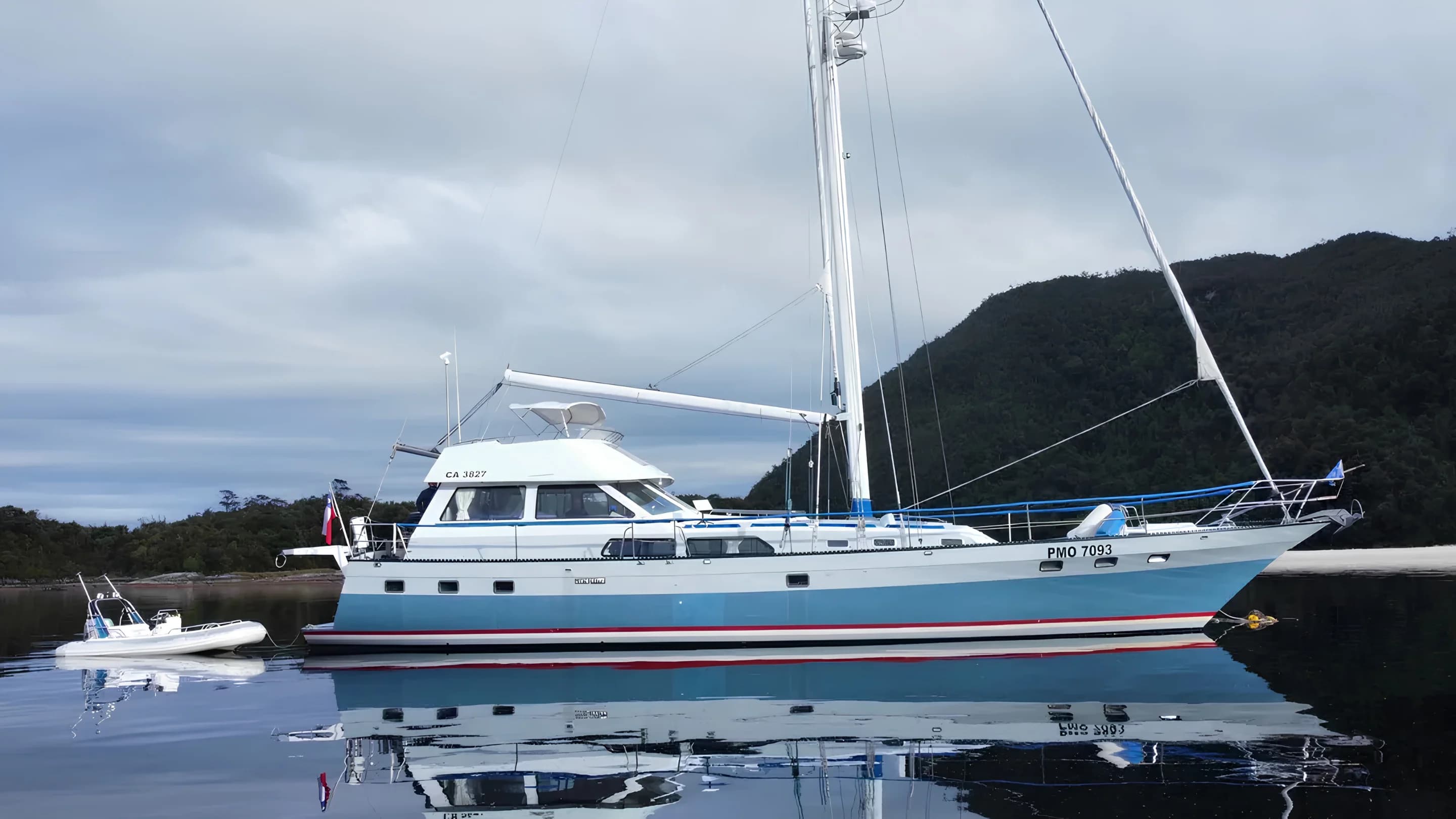 Embarcación navegando en un canal patagónico