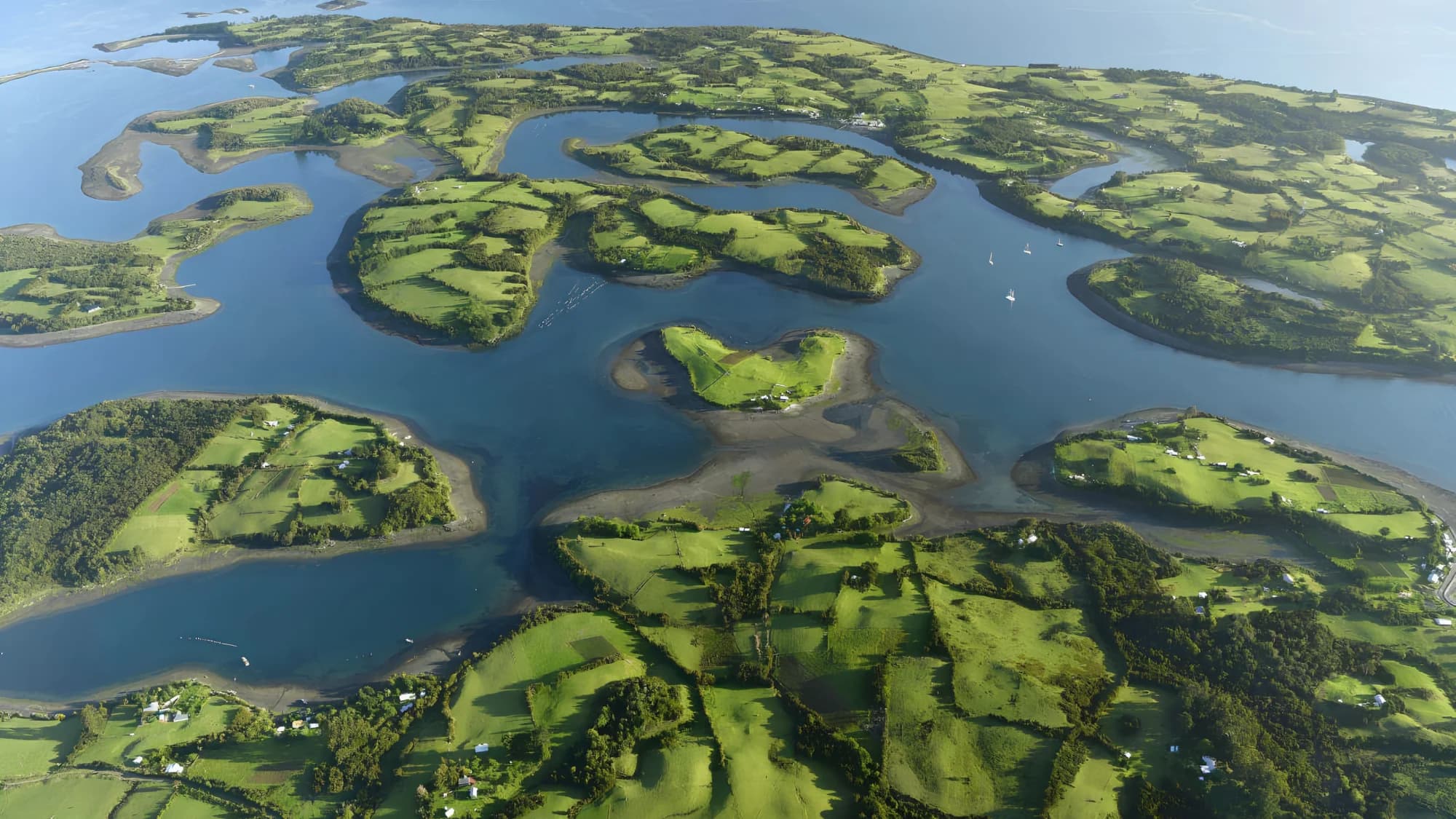 Vista aérea del mar interior de Chiloé, mosaico de islas y canales